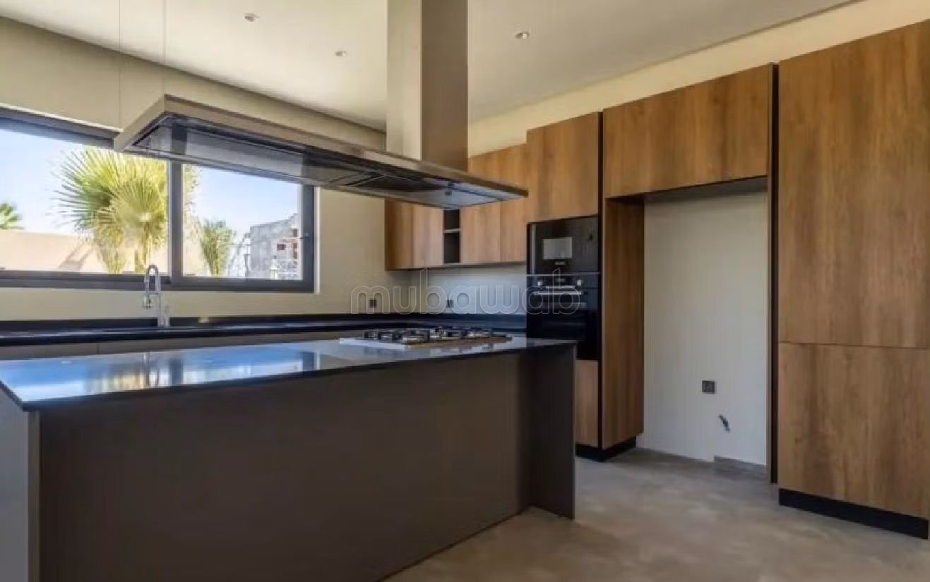 منزل ممتاز للبيع بأملكيس. المساحة الكلية 1505 م². بيئة هادئة تطل على الجبل ، نافذة زجاجية مزدوجة