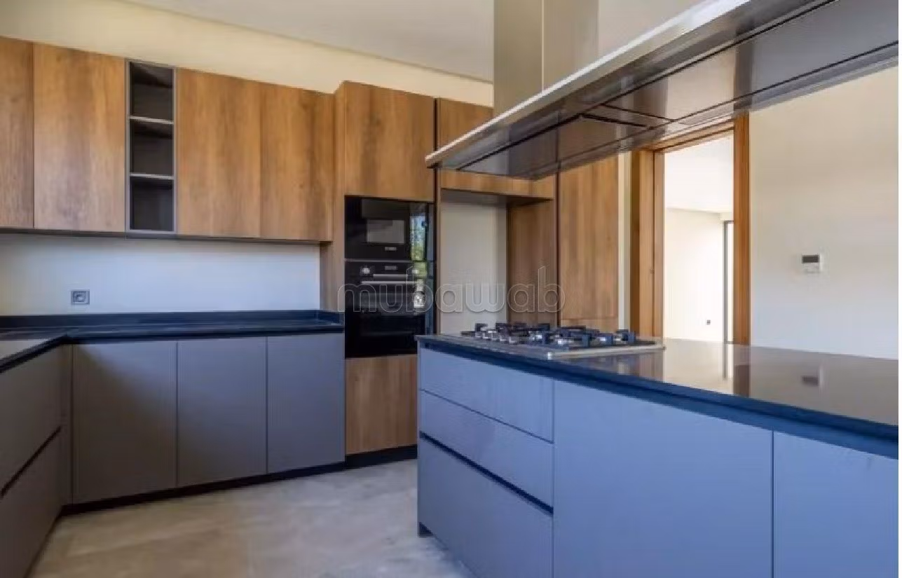 منزل ممتاز للبيع بأملكيس. المساحة الكلية 1505 م². بيئة هادئة تطل على الجبل ، نافذة زجاجية مزدوجة