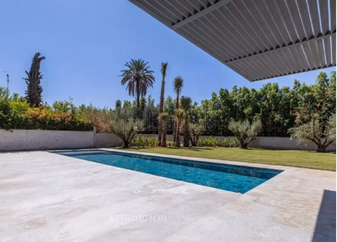 منزل ممتاز للبيع بأملكيس. المساحة الكلية 1505 م². بيئة هادئة تطل على الجبل ، نافذة زجاجية مزدوجة