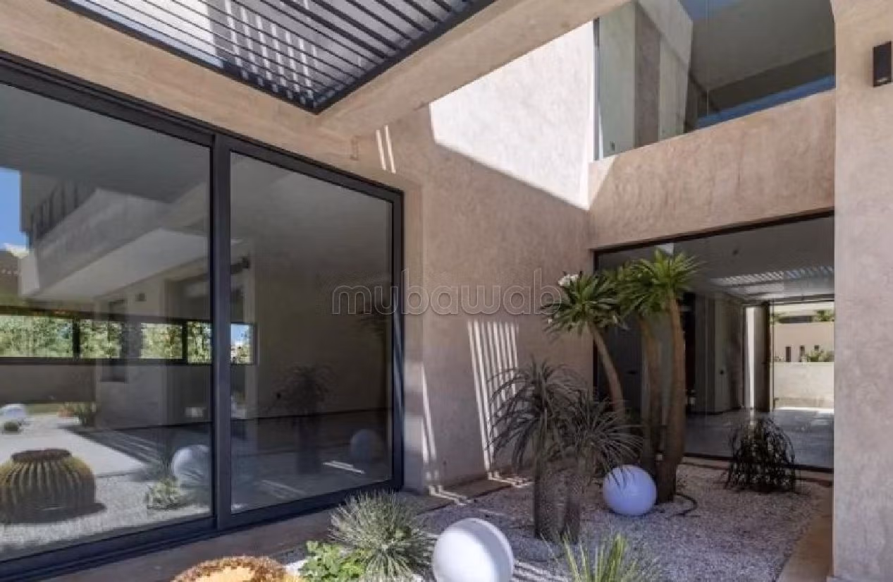 منزل ممتاز للبيع بأملكيس. المساحة الكلية 1505 م². بيئة هادئة تطل على الجبل ، نافذة زجاجية مزدوجة