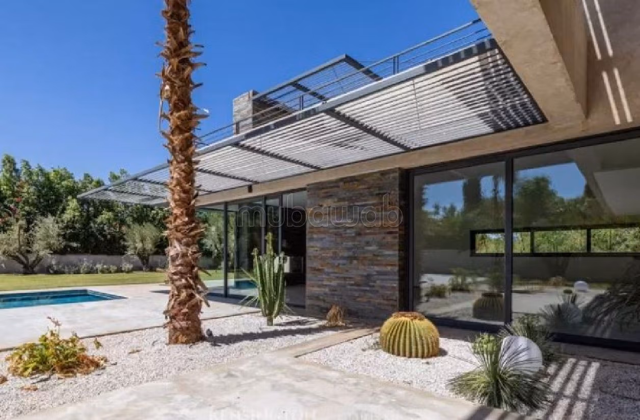 منزل ممتاز للبيع بأملكيس. المساحة الكلية 1505 م². بيئة هادئة تطل على الجبل ، نافذة زجاجية مزدوجة