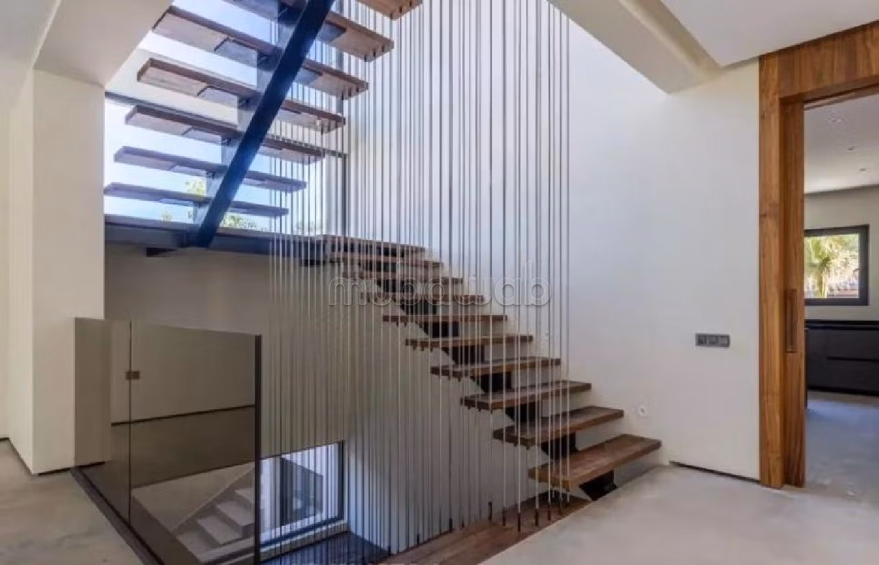 منزل ممتاز للبيع بأملكيس. المساحة الكلية 1505 م². بيئة هادئة تطل على الجبل ، نافذة زجاجية مزدوجة