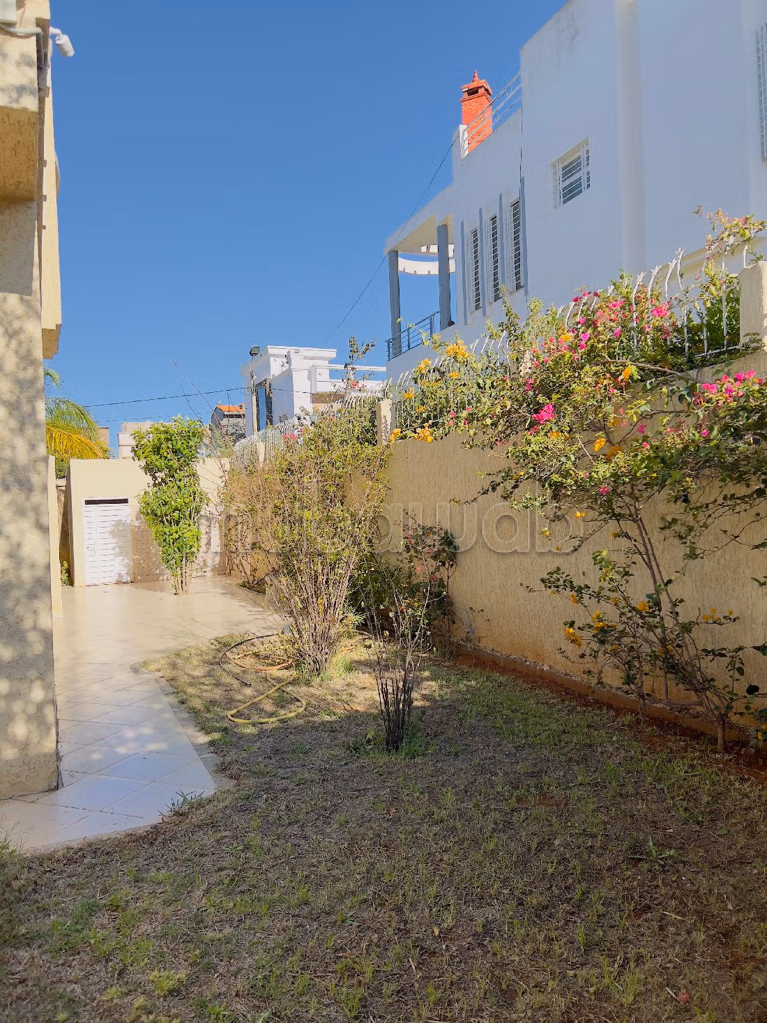 Magnificent villa for sale in CGI. 6 comfortable rooms. Quiet sorroundings with mountain view, central heating. 