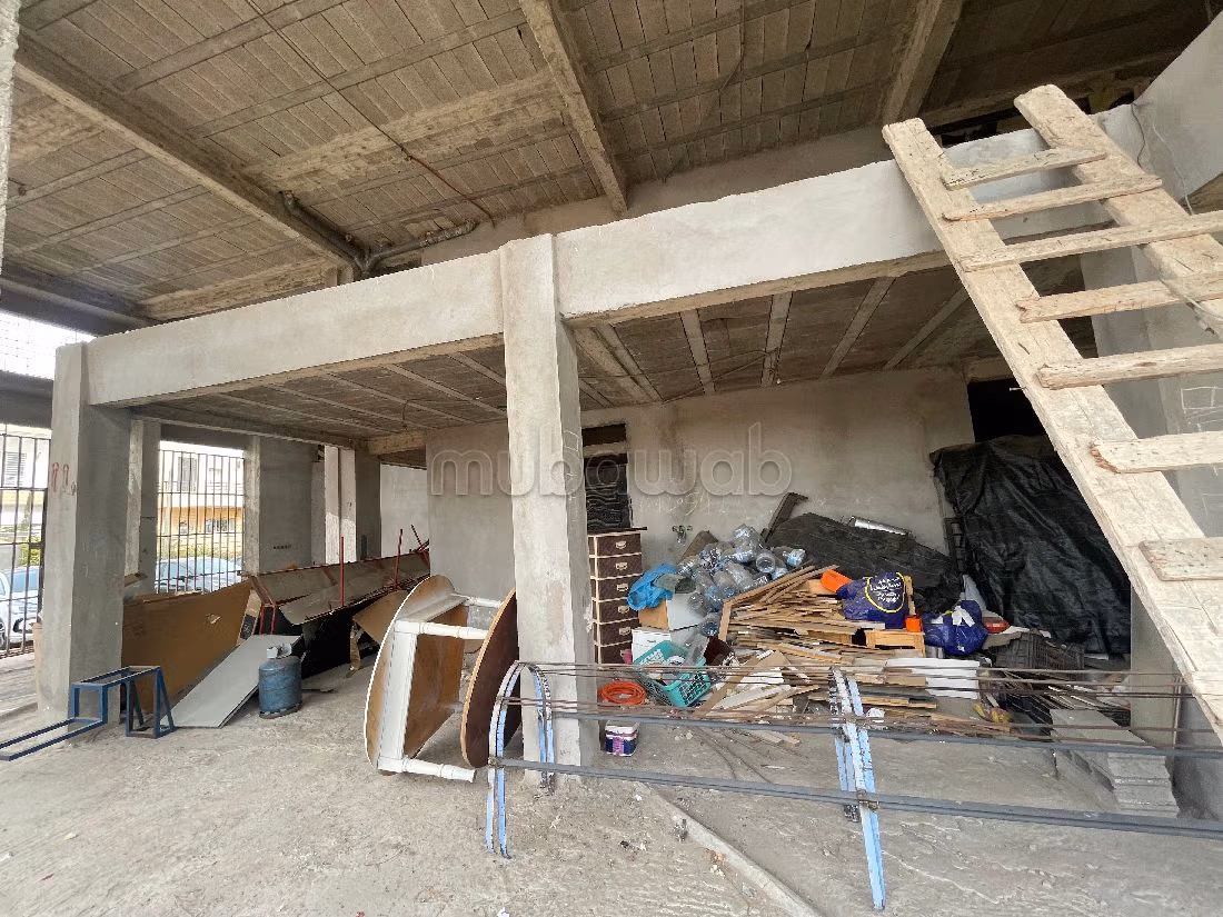 Offices & shops to rent in Al Wifaq. Surface area 350 m². 