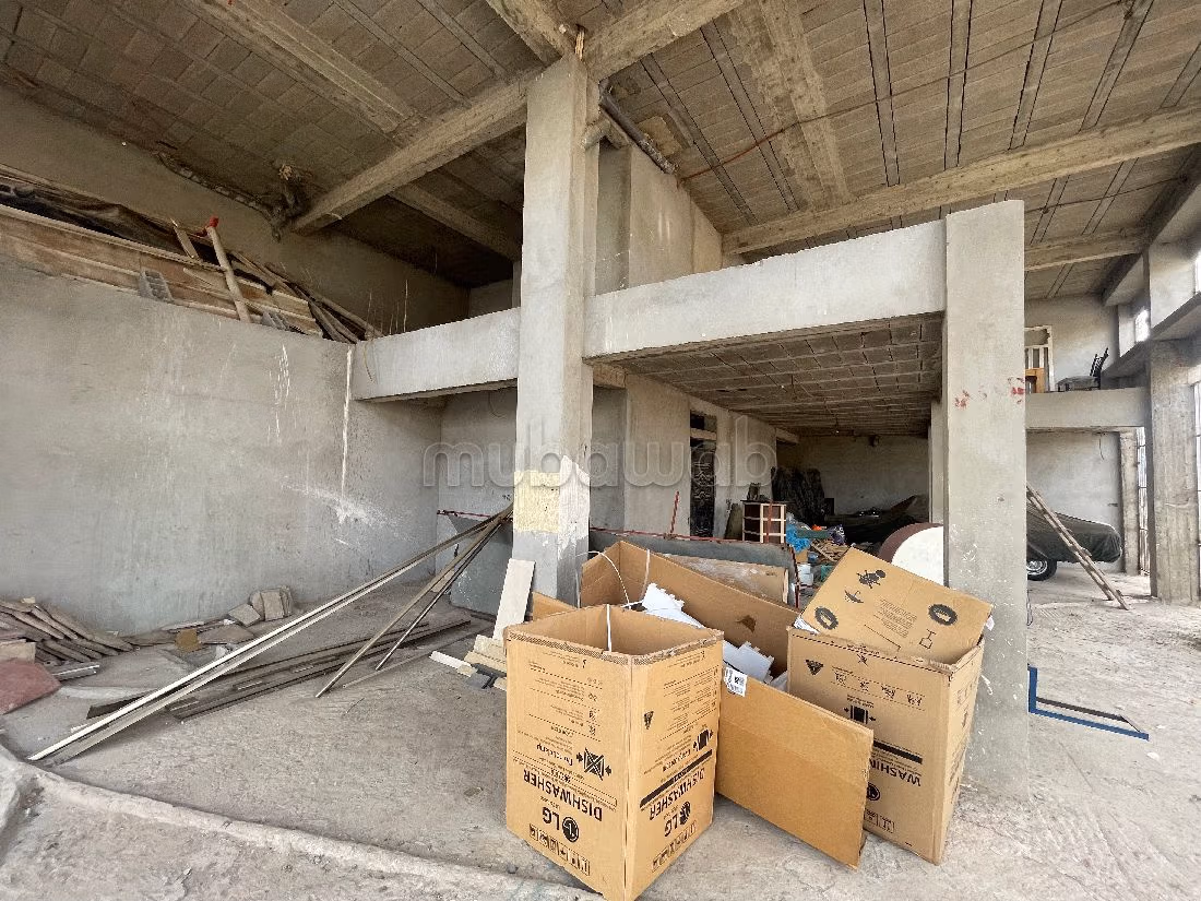 Offices & shops to rent in Al Wifaq. Surface area 350 m². 