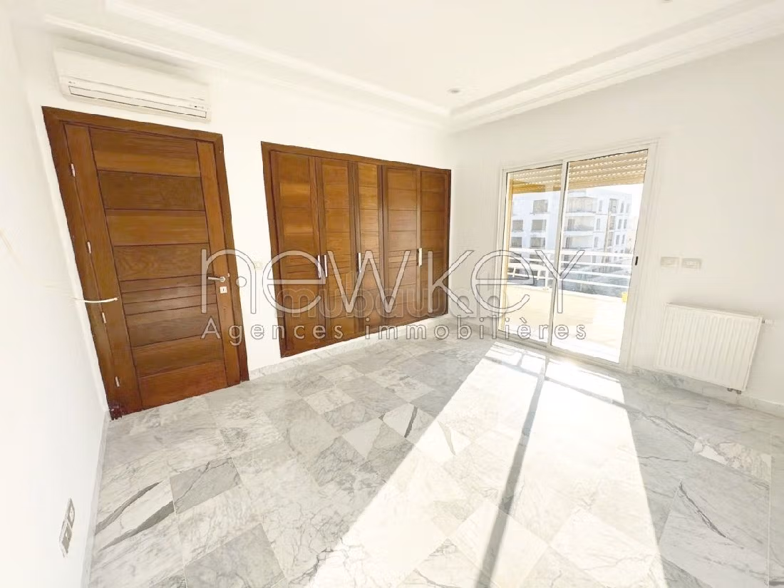 Lovely apartment for rent in Les Jardins de Carthage. Surface area 200 m². Equipped kitchen