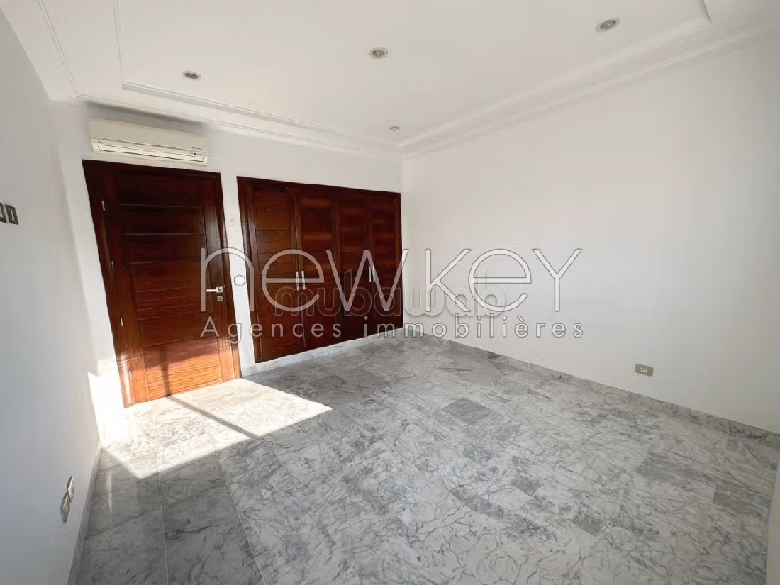 Lovely apartment for rent in Les Jardins de Carthage. Surface area 200 m². Equipped kitchen