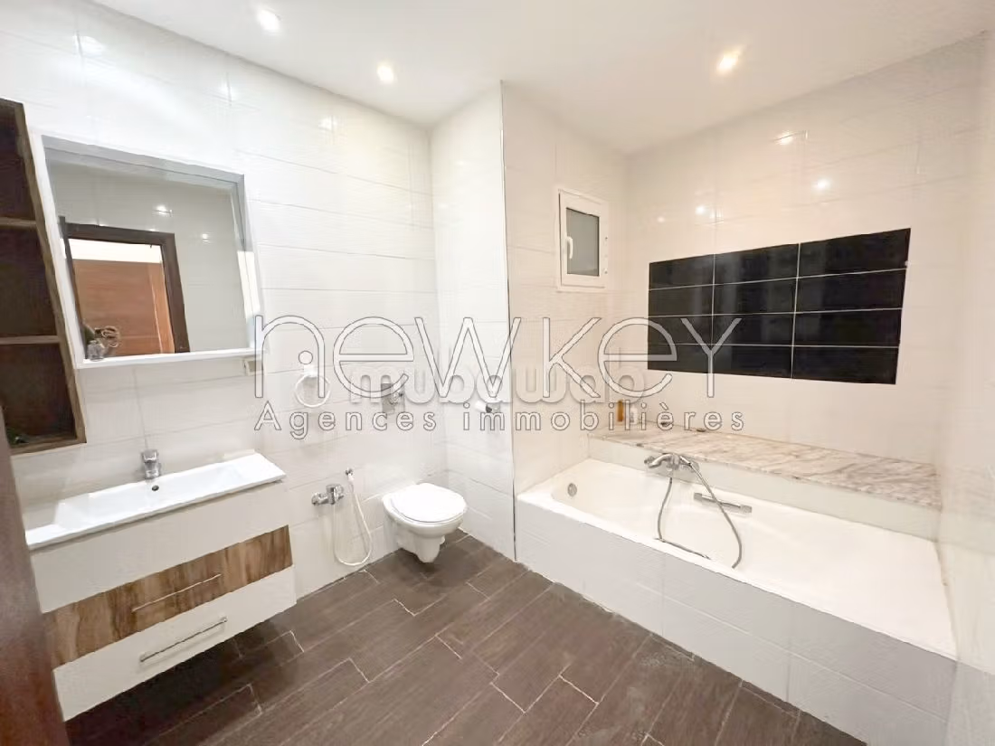 Lovely apartment for rent in Les Jardins de Carthage. Surface area 200 m². Equipped kitchen
