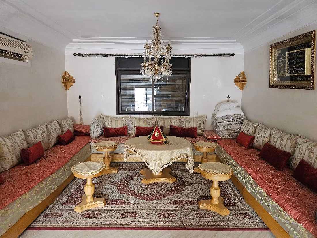 شقة للبيع بطريق أكادير الصويرة. المساحة الكلية 120 م². مفروشة