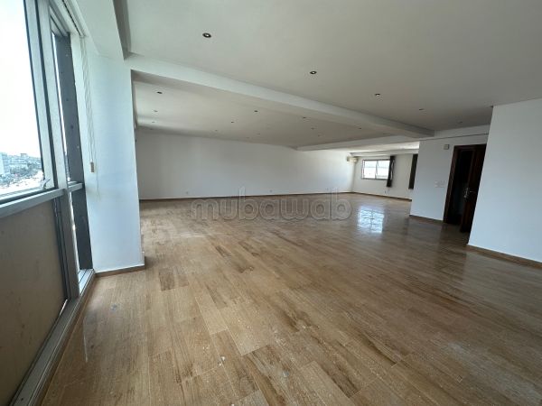 Beaux bureaux à louer à Maârif. Surface totale 120 m². Avec garage et ascenseur