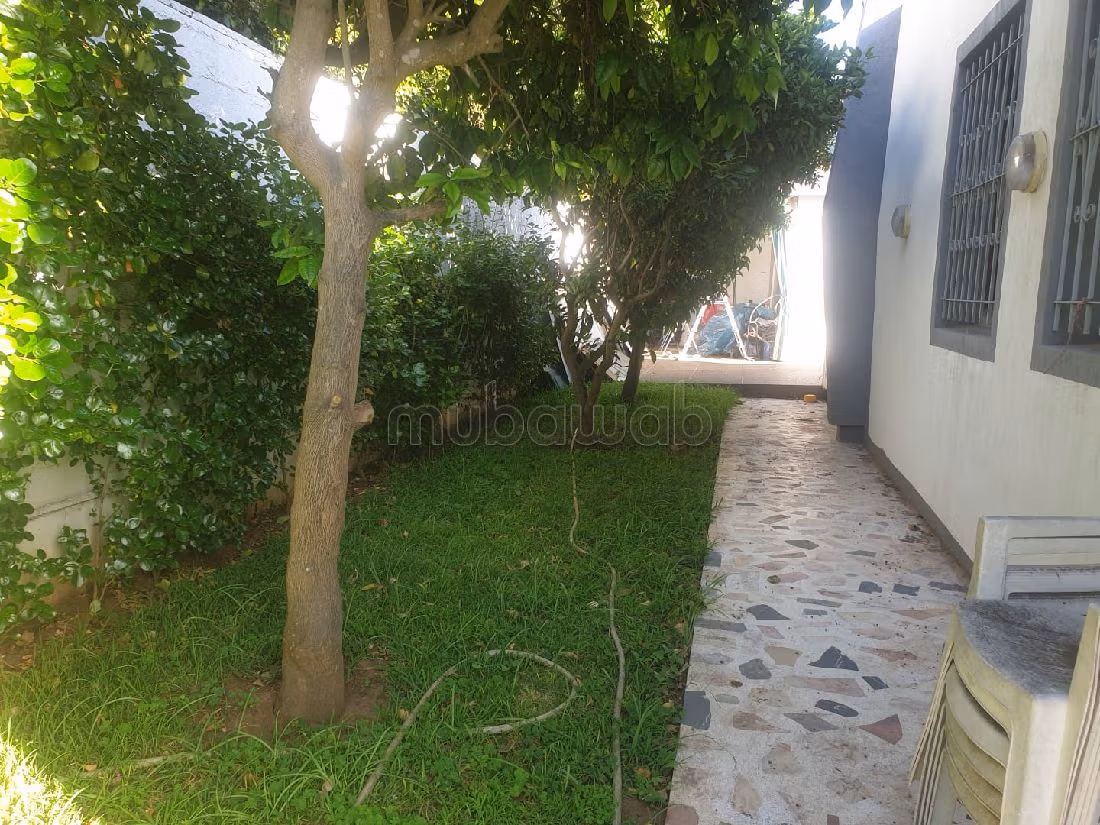 Villa de alto standing en venta en Longchamps (Hay Al Hanâa). Superficie de 579 m². Jardín y terraza. 