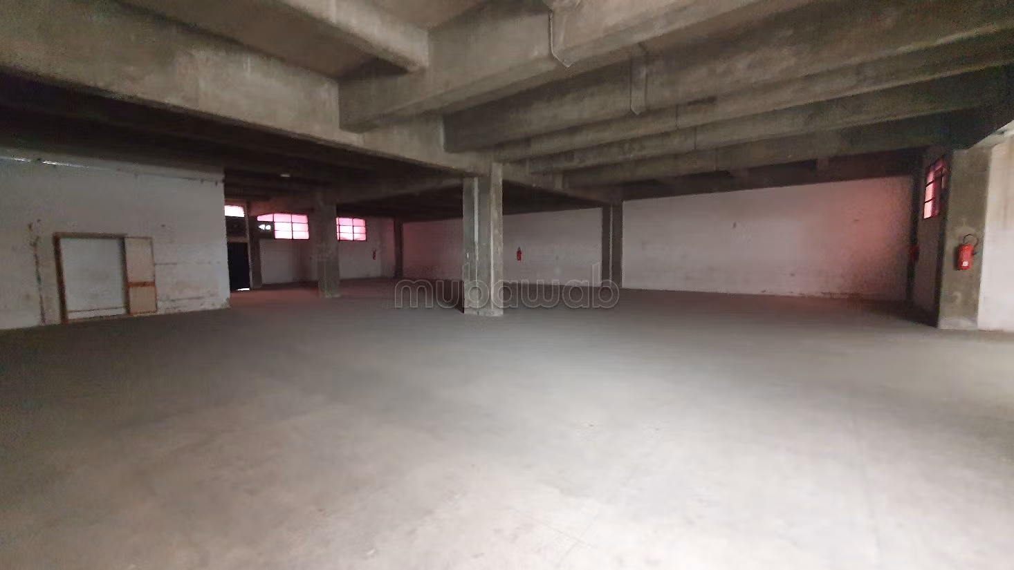 Bel locale commerciale in affitto a Zone Industrielle. Superficie totale 5641 m². Porta blindata, servizio di sicurezza. 