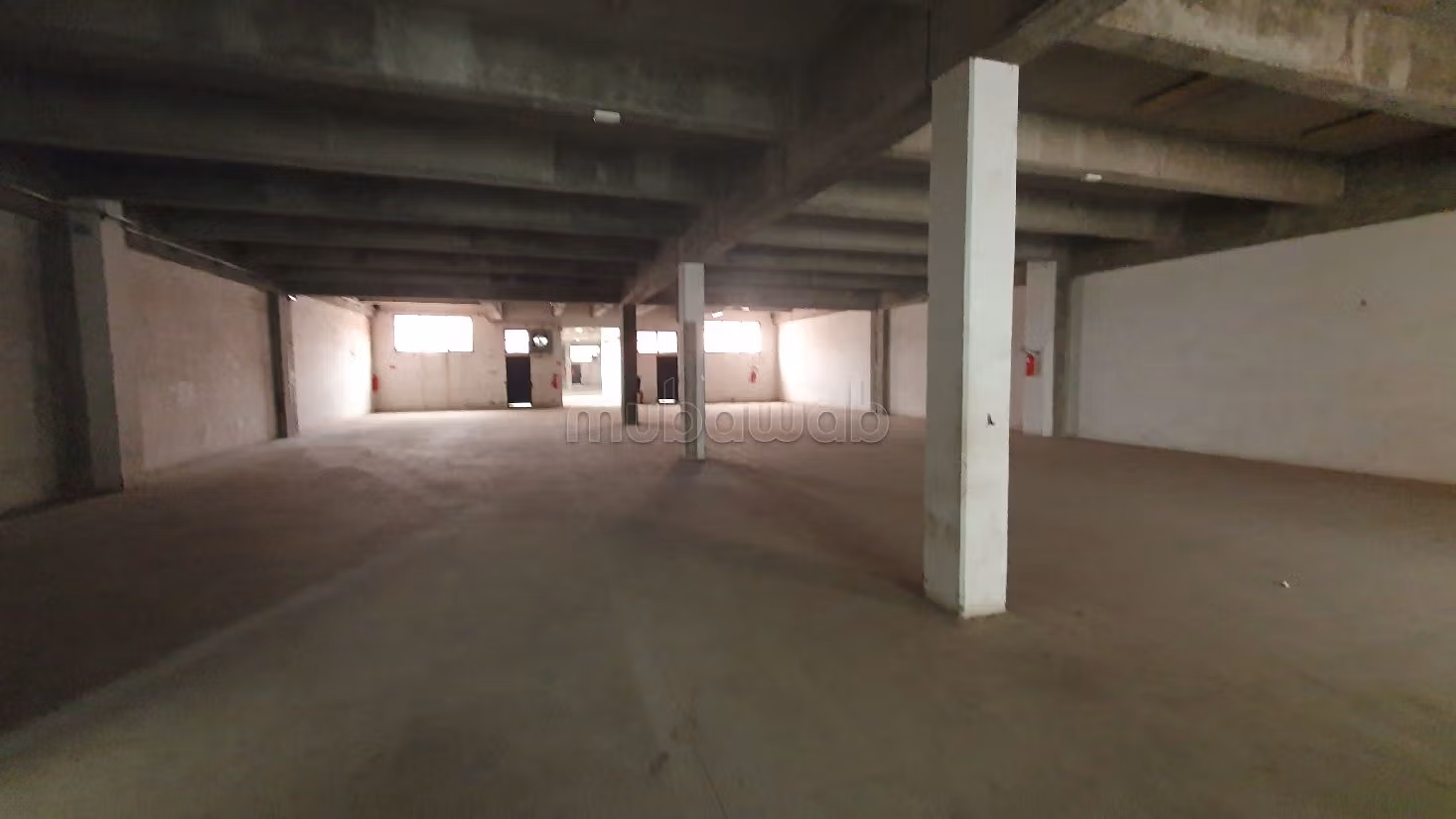 Bel locale commerciale in affitto a Zone Industrielle. Superficie totale 5641 m². Porta blindata, servizio di sicurezza. 