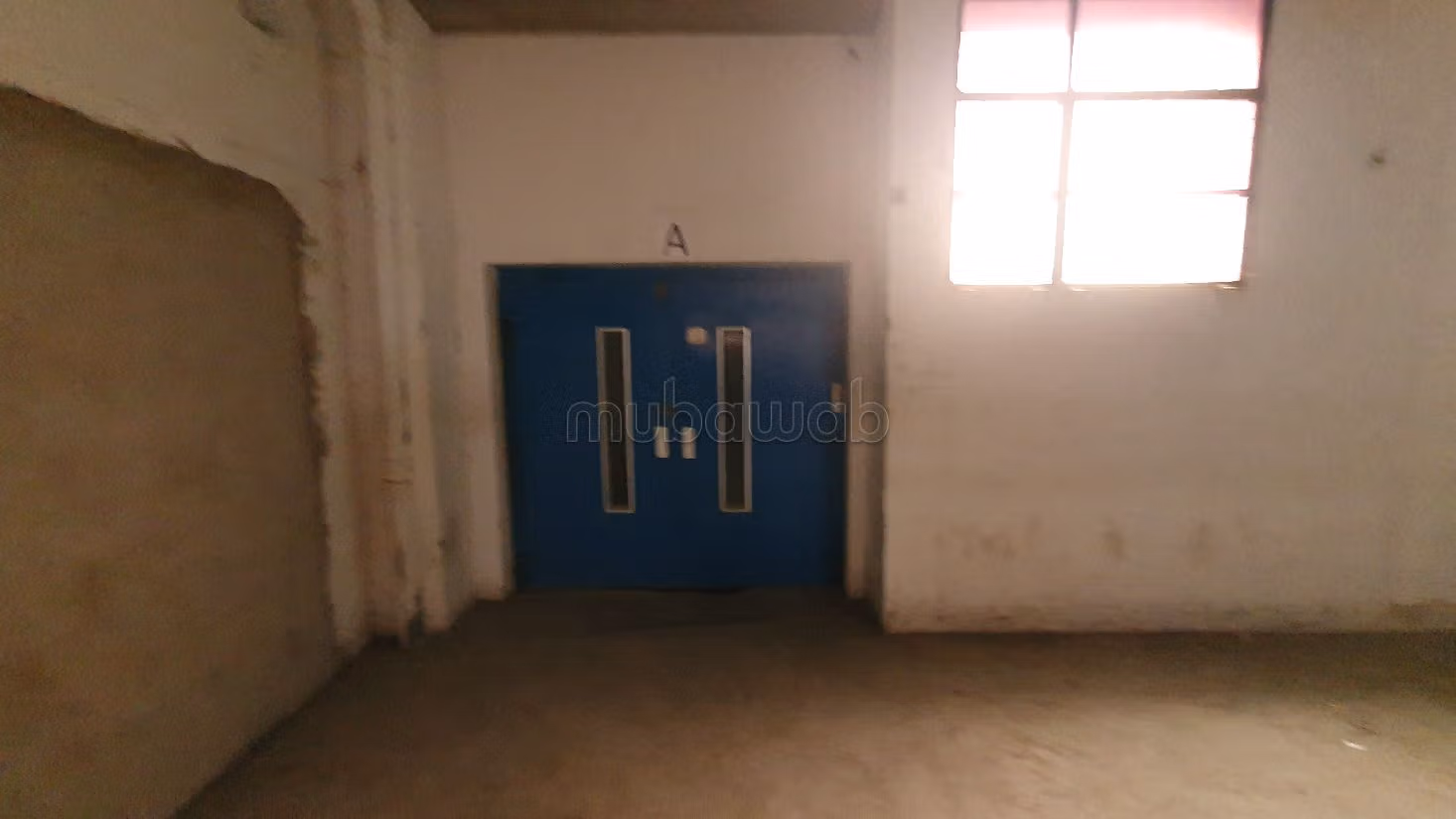 Bel locale commerciale in affitto a Zone Industrielle. Superficie totale 5641 m². Porta blindata, servizio di sicurezza. 