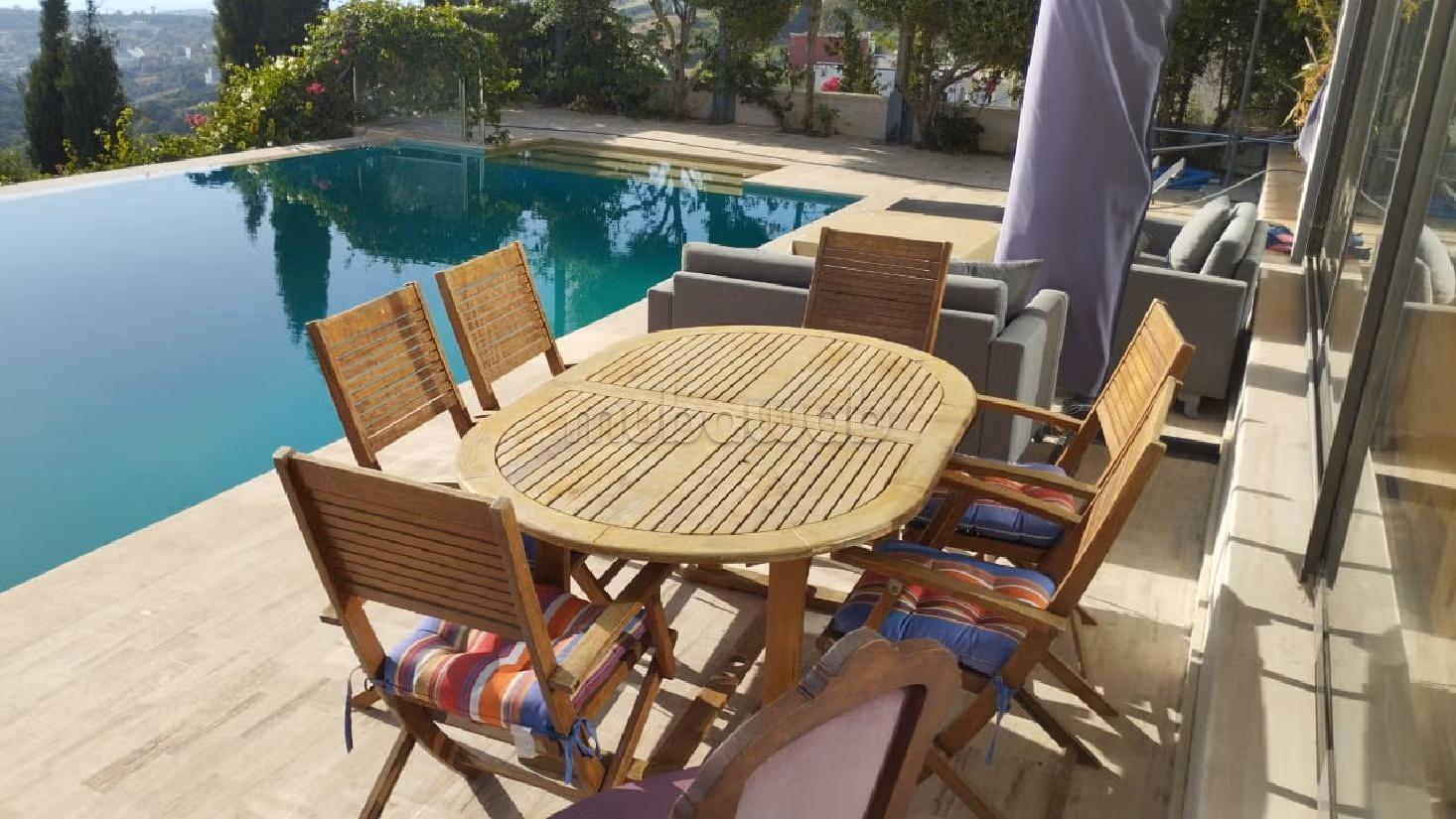 Luxury Villa for sale in Manar. Surface area 1700 m². Double glazed windows and sea view. 