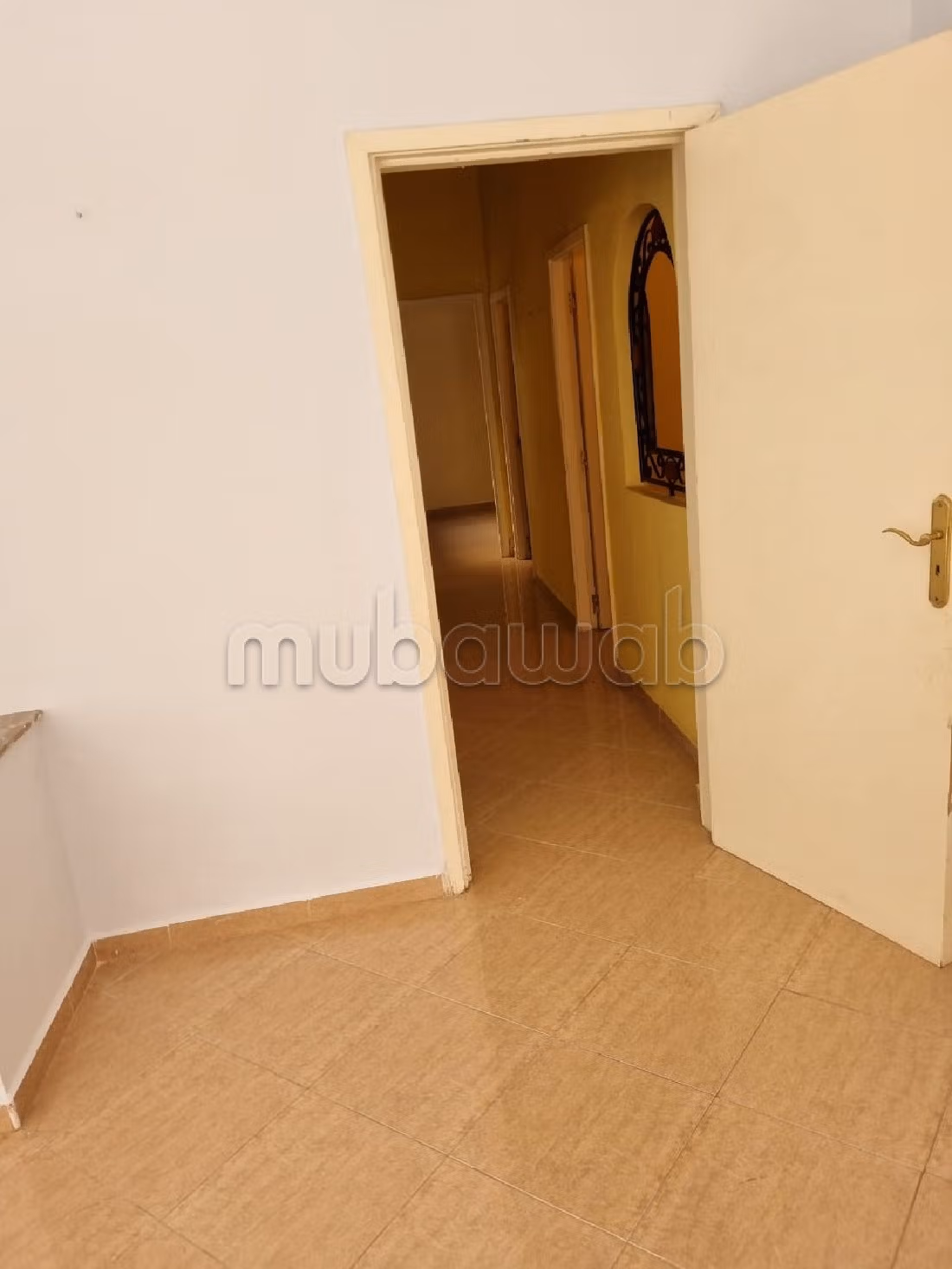Apartment for sale in Wifak. 6 rooms. Living room with Moroccan decor, General satellite dish system. 