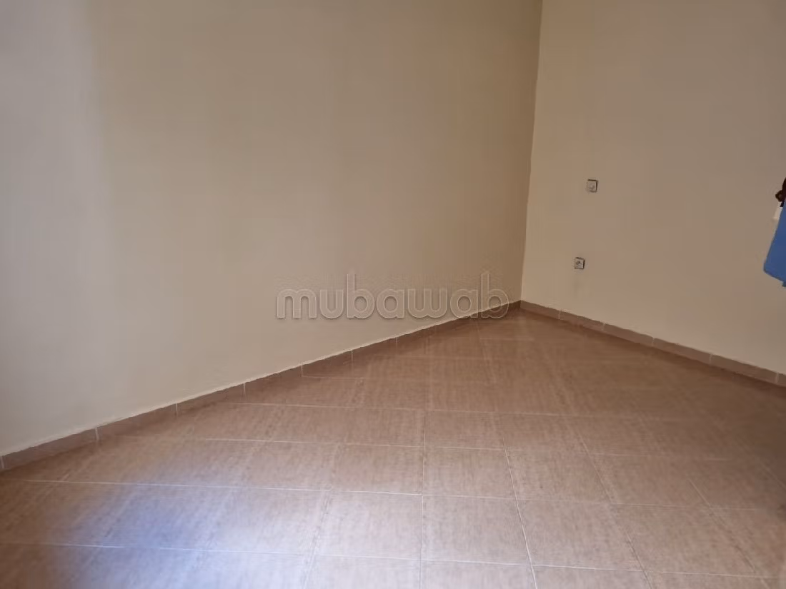 Apartment for sale in Wifak. 6 rooms. Living room with Moroccan decor, General satellite dish system. 