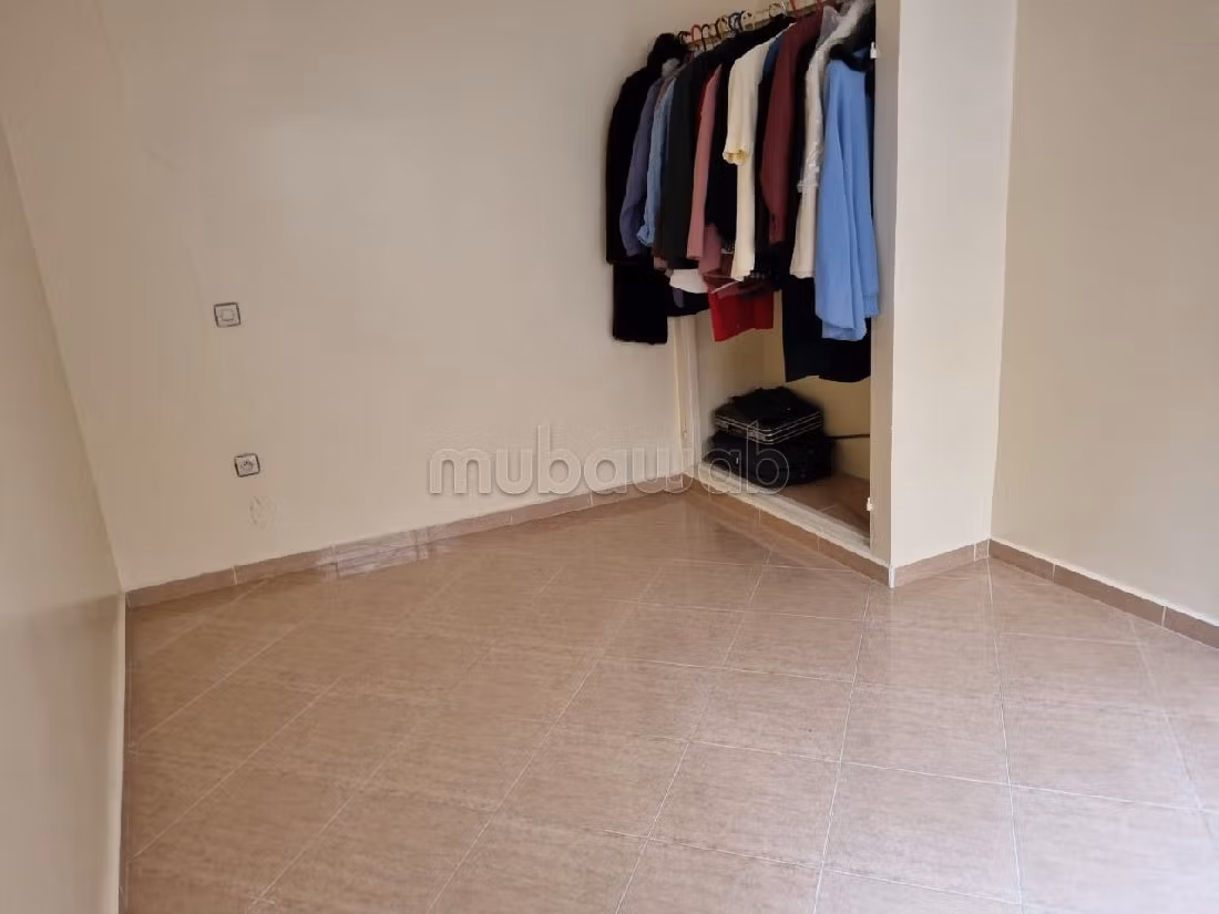 Apartment for sale in Wifak. 6 rooms. Living room with Moroccan decor, General satellite dish system. 