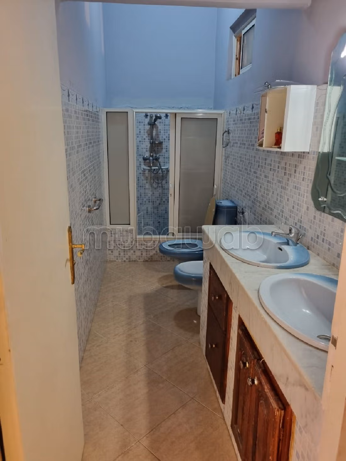 Apartment for sale in Wifak. 6 rooms. Living room with Moroccan decor, General satellite dish system. 