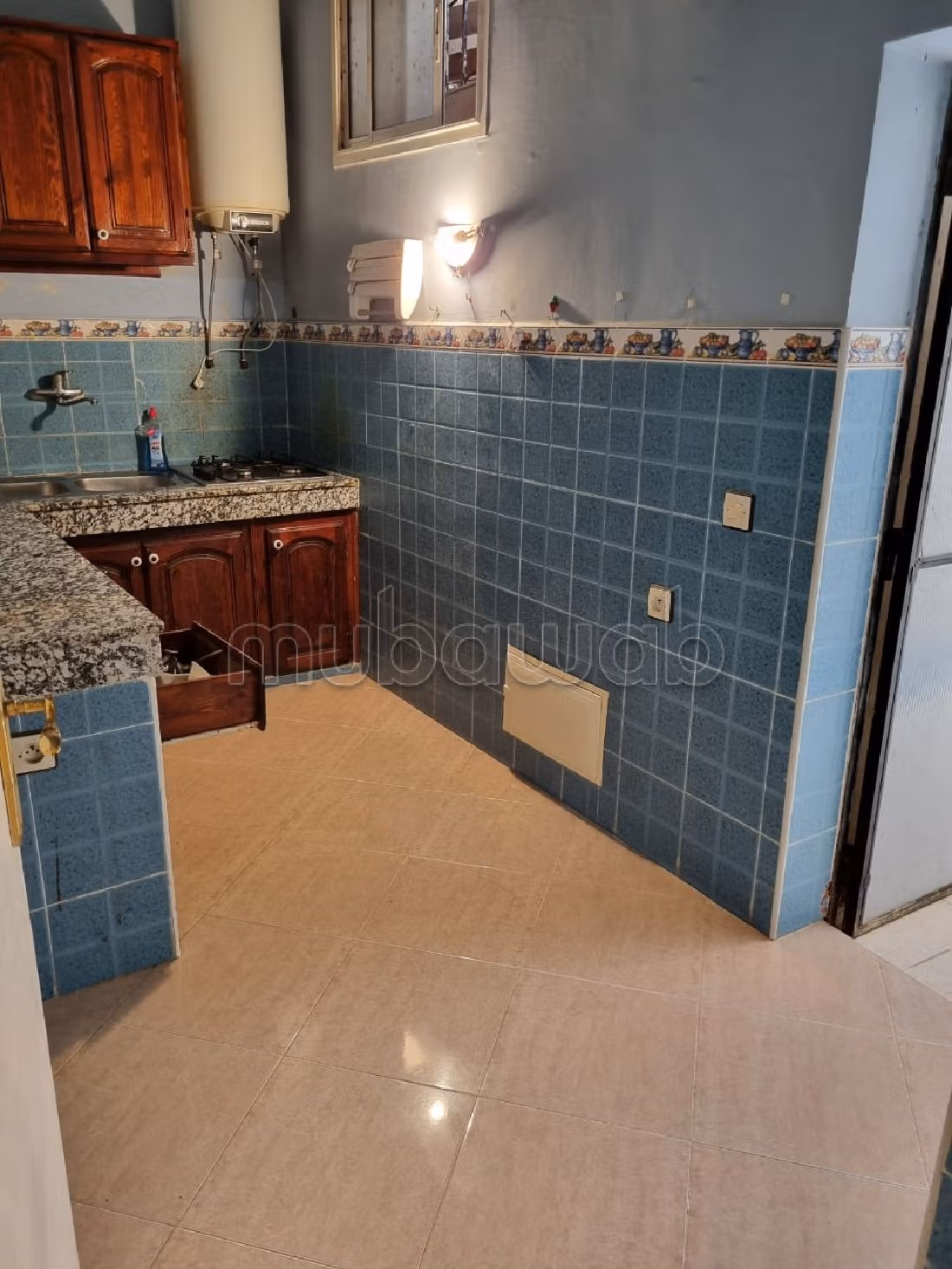 Apartment for sale in Wifak. 6 rooms. Living room with Moroccan decor, General satellite dish system. 
