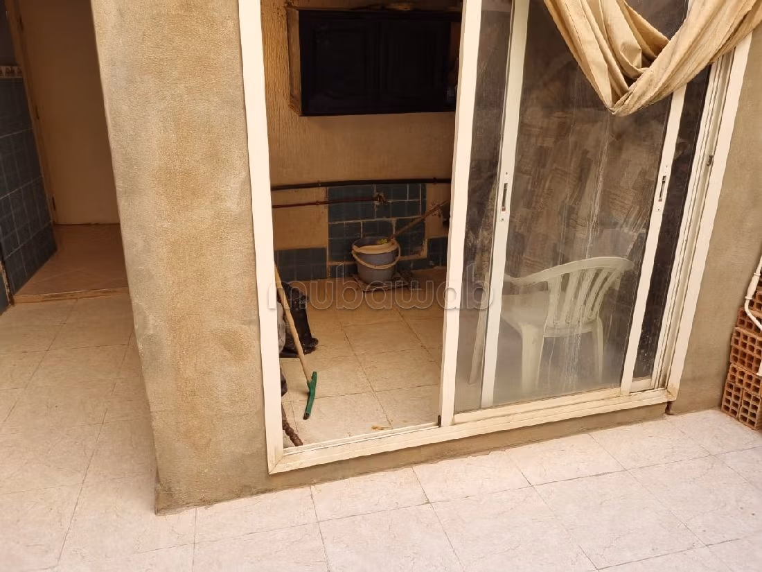 Apartment for sale in Wifak. 6 rooms. Living room with Moroccan decor, General satellite dish system. 