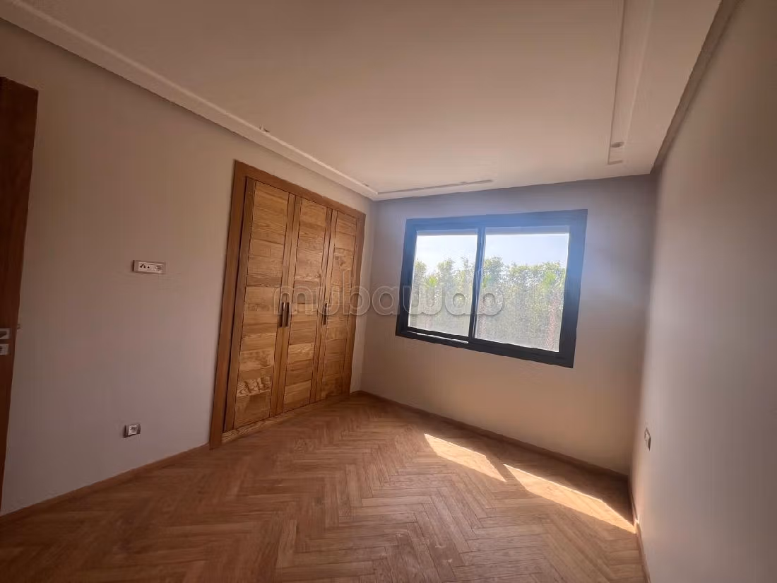 Great apartment for rent in Ville Verte. 3 lovely rooms. Usable fireplace, caretaker service. 