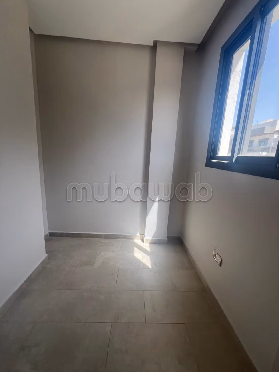 Great apartment for rent in Ville Verte. 3 lovely rooms. Usable fireplace, caretaker service. 