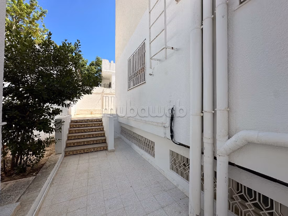 Maestosa residenza di lusso in affitto a Cité Ennasr 1.5 camere. Ammobiliato