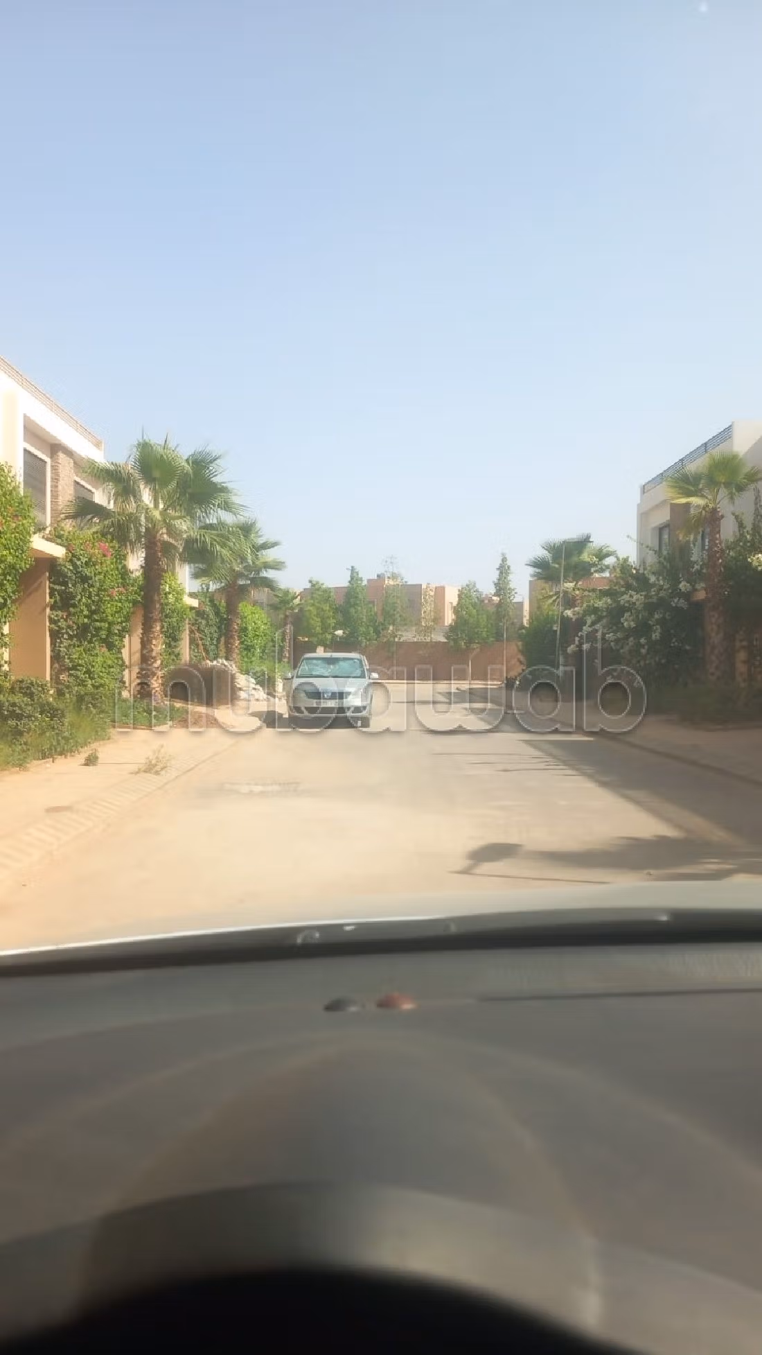 فيلا فاخرة للبيع بطريق امزميز. 4 غرف جميلة. شرفة جميلة وحديقة. 