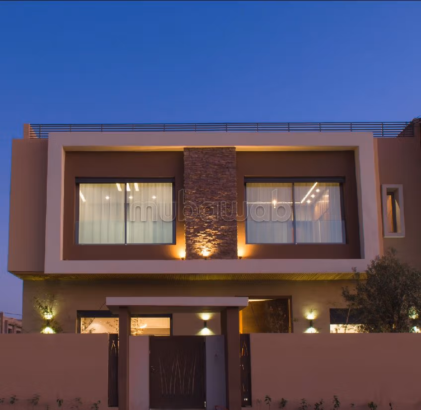 فيلا فاخرة للبيع بطريق امزميز. 4 غرف جميلة. شرفة جميلة وحديقة. 