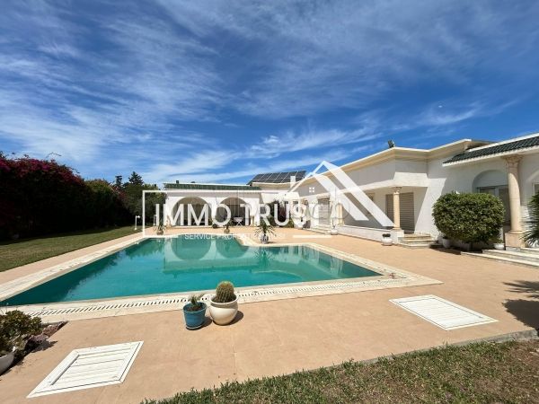 Fabulous house for sale in La Soukra. Small area 2550 m². Garden and garage