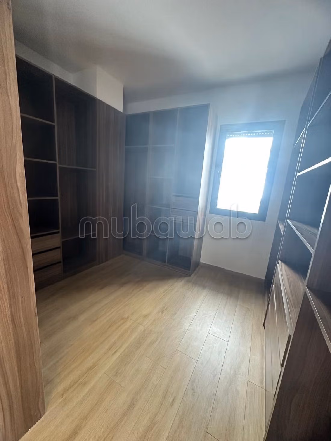 فيلا ممتازة للإيجار بالسويسي. المساحة الإجمالية 750 م². زجاج مزدوج وباب قوي.