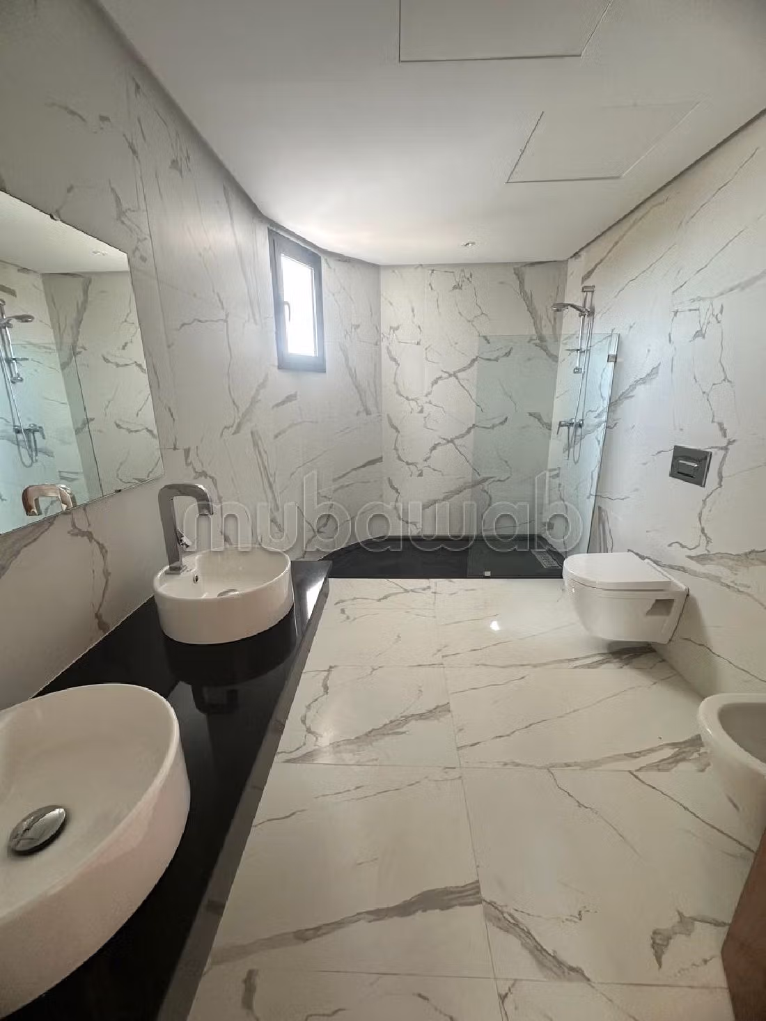 فيلا ممتازة للإيجار بالسويسي. المساحة الإجمالية 750 م². زجاج مزدوج وباب قوي.