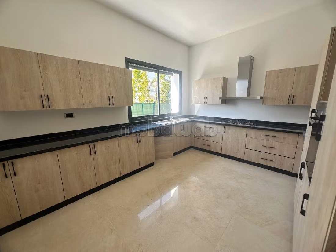 فيلا ممتازة للإيجار بالسويسي. المساحة الإجمالية 750 م². زجاج مزدوج وباب قوي.