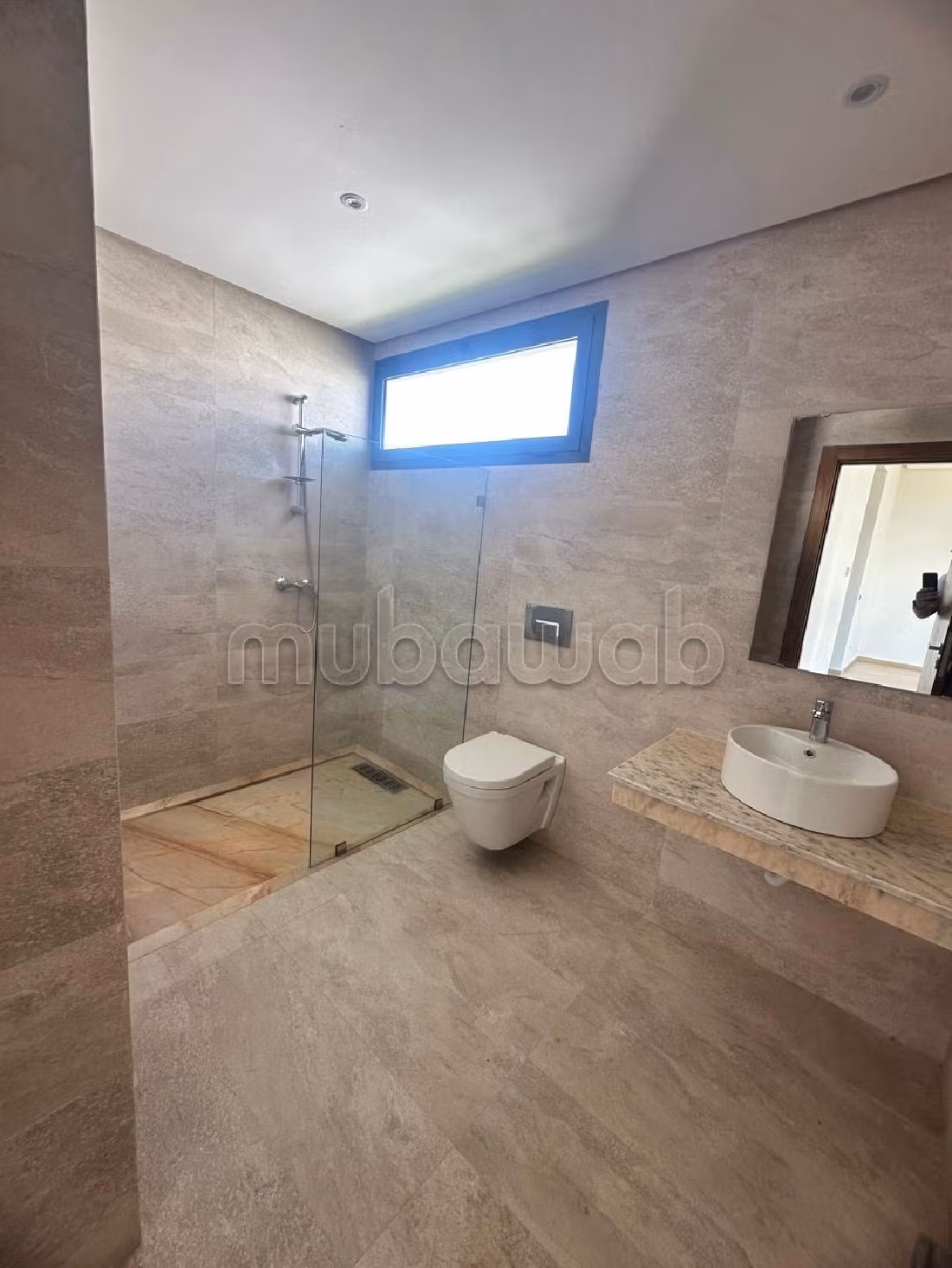 فيلا ممتازة للإيجار بالسويسي. المساحة الإجمالية 750 م². زجاج مزدوج وباب قوي.