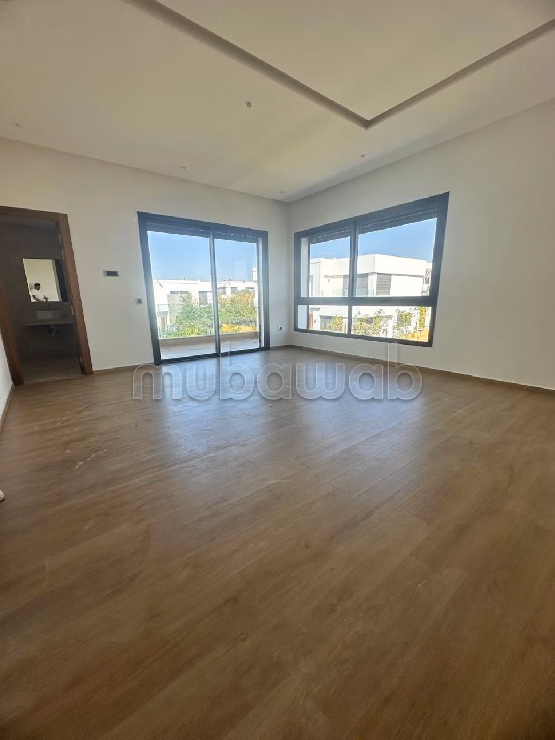 فيلا ممتازة للإيجار بالسويسي. المساحة الإجمالية 750 م². زجاج مزدوج وباب قوي.