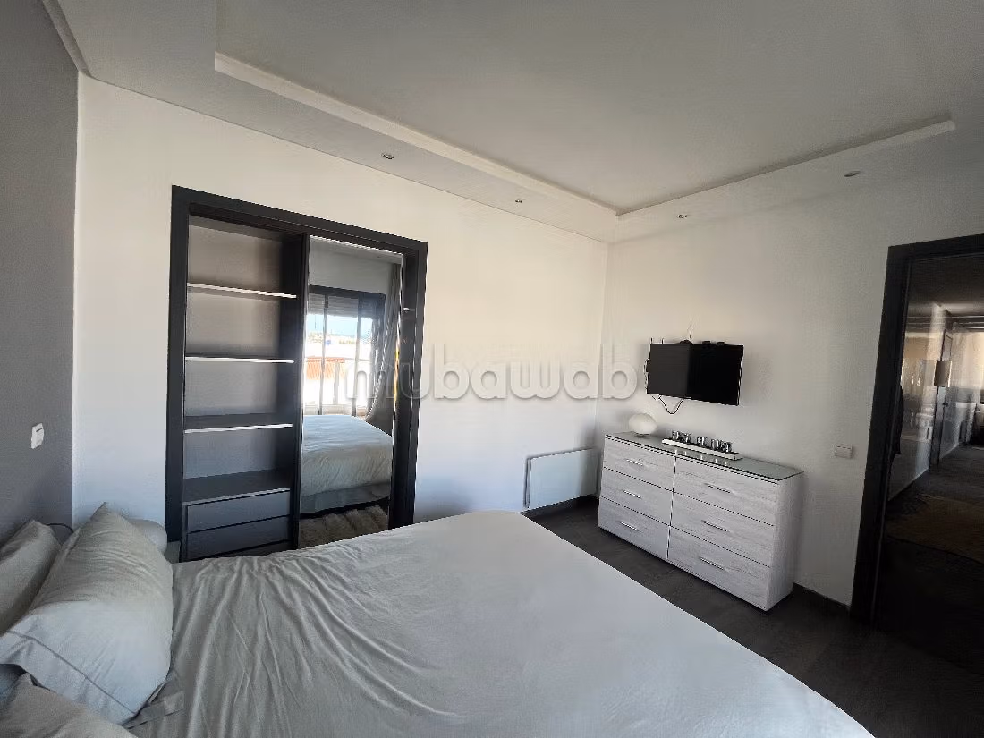 شقة جميلة للكراء بدار بوعزة. 3 غرف ممتازة. حمام سباحة و نظام تكييف للهواء. 