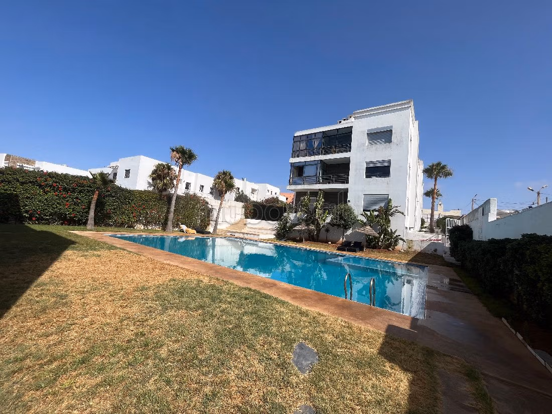 شقة جميلة للكراء بدار بوعزة. 3 غرف ممتازة. حمام سباحة و نظام تكييف للهواء. 