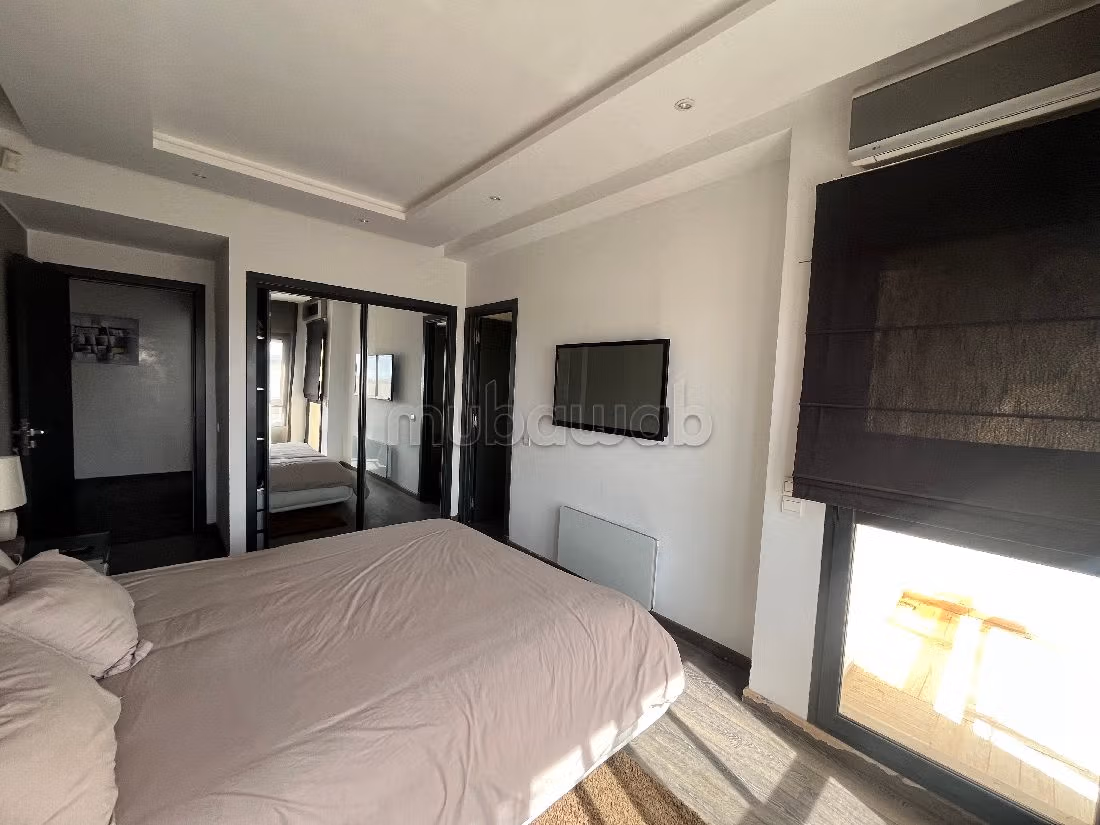 شقة جميلة للكراء بدار بوعزة. 3 غرف ممتازة. حمام سباحة و نظام تكييف للهواء. 