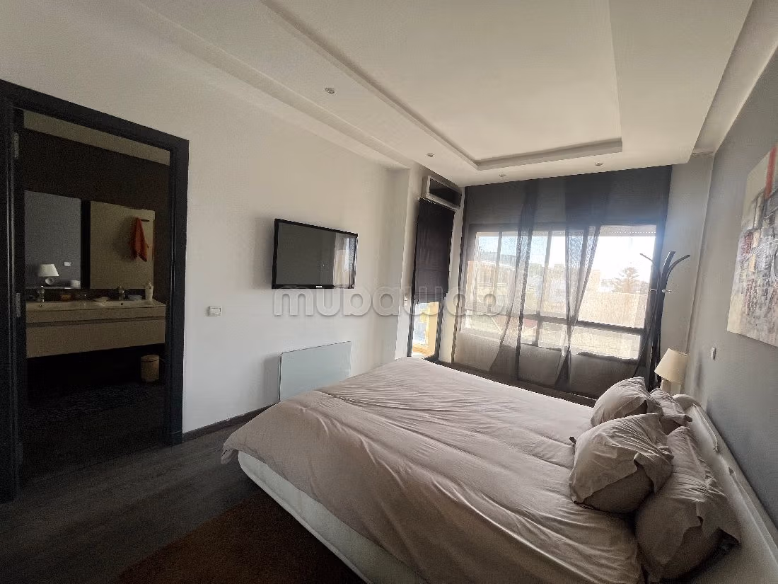 شقة جميلة للكراء بدار بوعزة. 3 غرف ممتازة. حمام سباحة و نظام تكييف للهواء. 