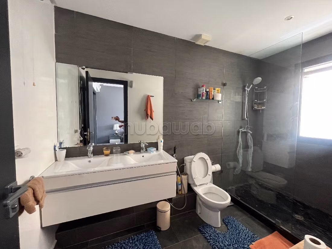 شقة جميلة للكراء بدار بوعزة. 3 غرف ممتازة. حمام سباحة و نظام تكييف للهواء. 