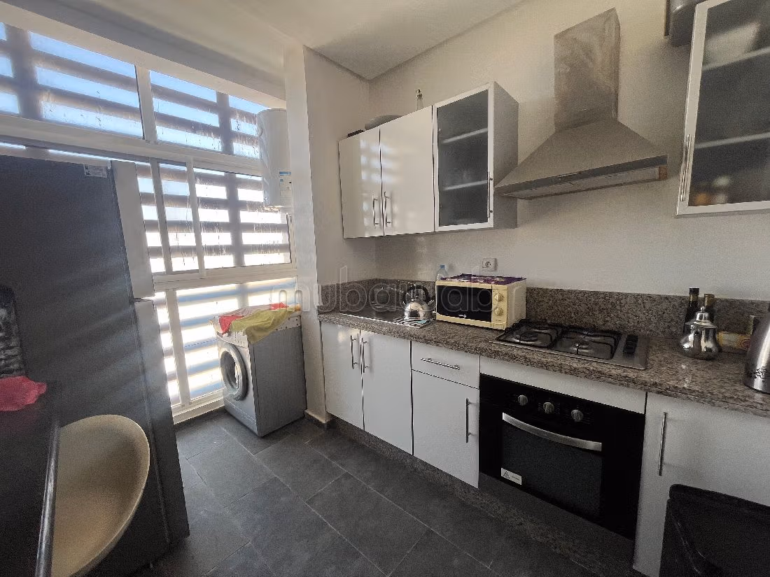 شقة جميلة للكراء بدار بوعزة. 3 غرف ممتازة. حمام سباحة و نظام تكييف للهواء. 