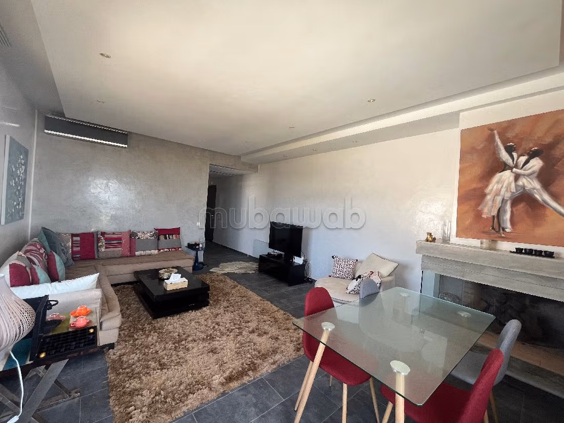 شقة جميلة للكراء بدار بوعزة. 3 غرف ممتازة. حمام سباحة و نظام تكييف للهواء. 