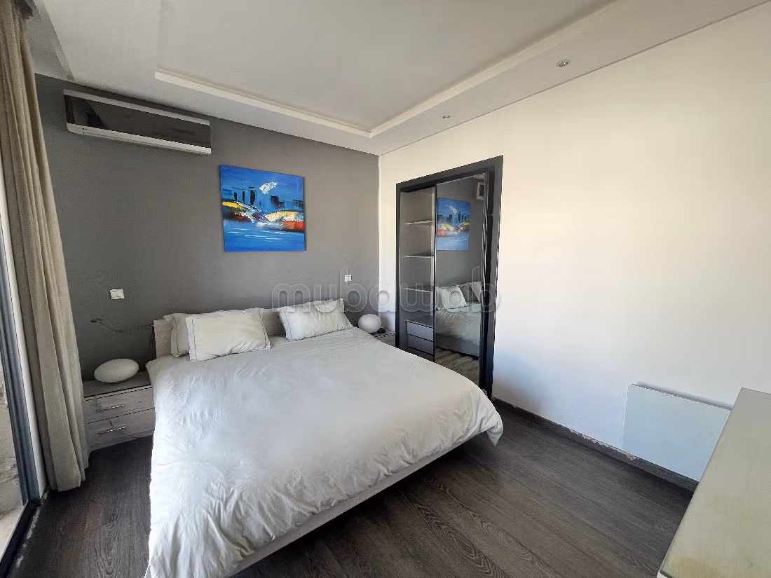 شقة جميلة للكراء بدار بوعزة. 3 غرف ممتازة. حمام سباحة و نظام تكييف للهواء. 