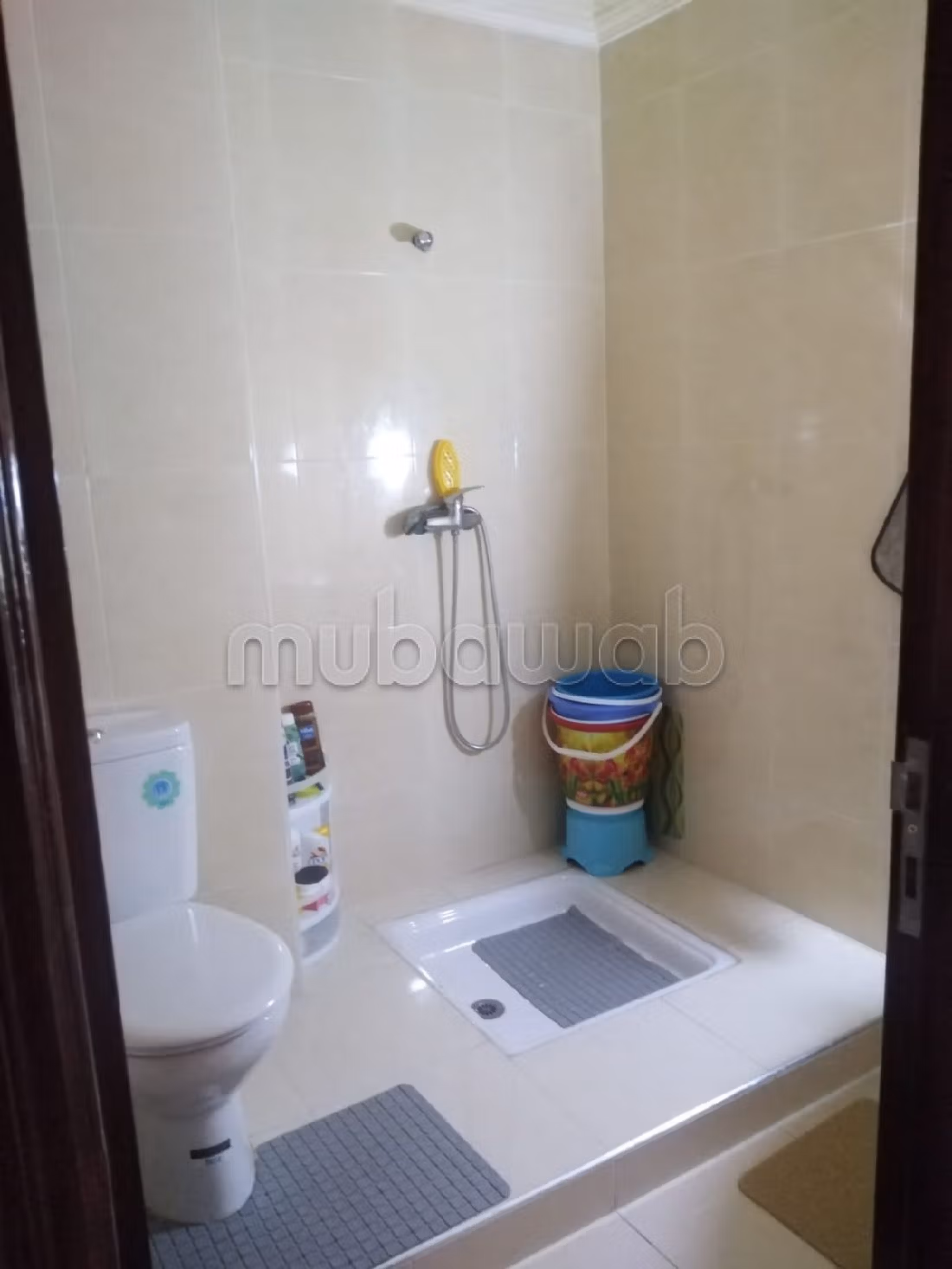 شقة جميلة للبيع بسيدي رحال الشاطئ. المساحة الإجمالية 72 م². صحن فضائي وباب متين وممتاز