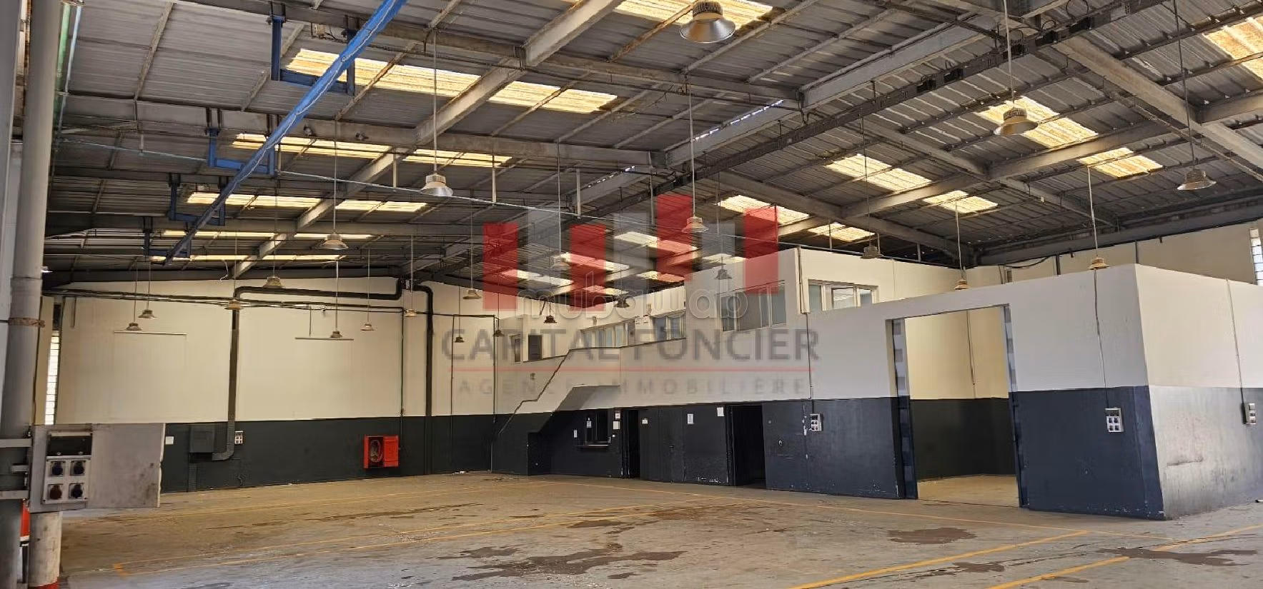 Unité industrielle showroom en plein Bld mly ismail ain sebaa de 9200 m de surface a la location idéal pour un concessionaire ou showroom