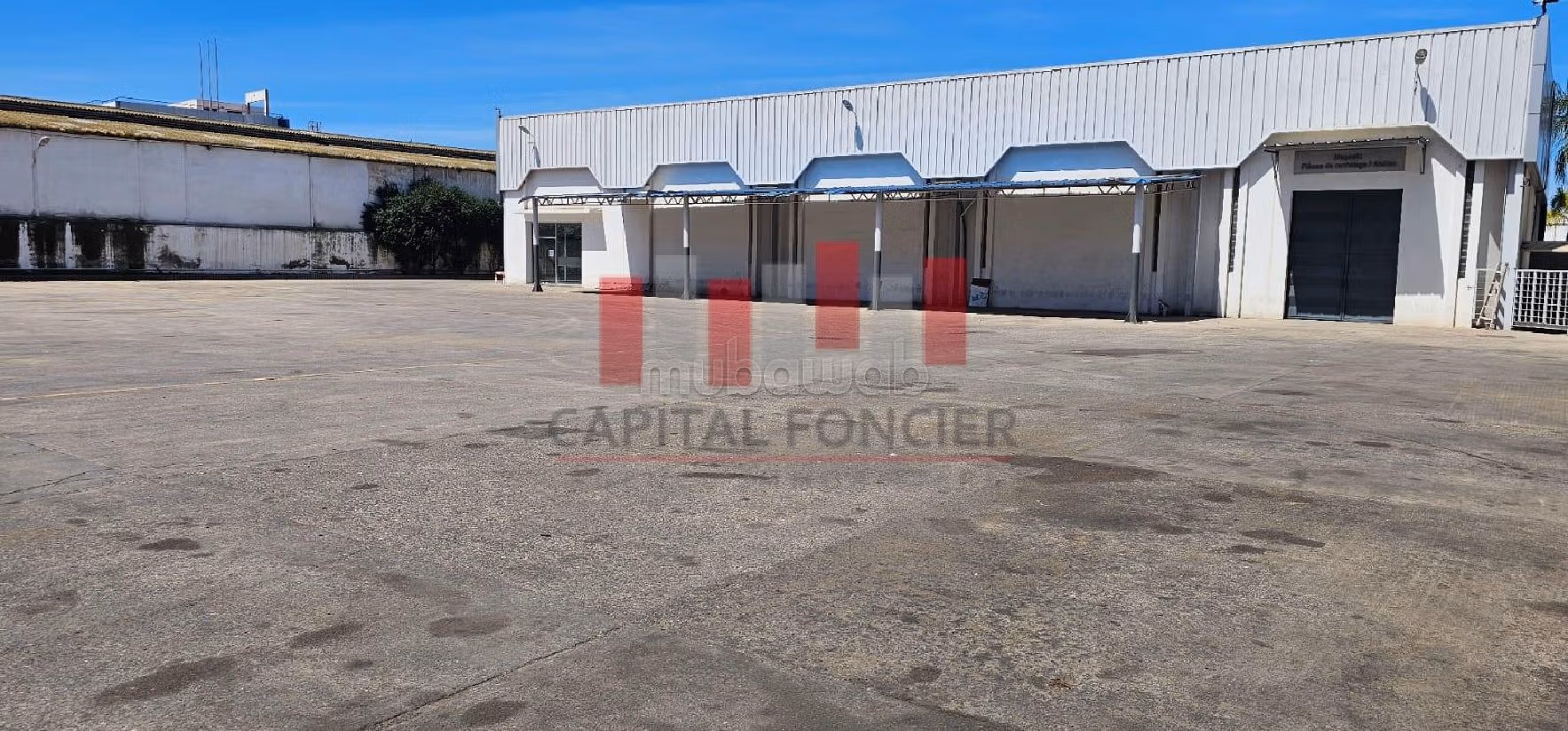 Unité industrielle showroom en plein Bld mly ismail ain sebaa de 9200 m de surface a la location idéal pour un concessionaire ou showroom