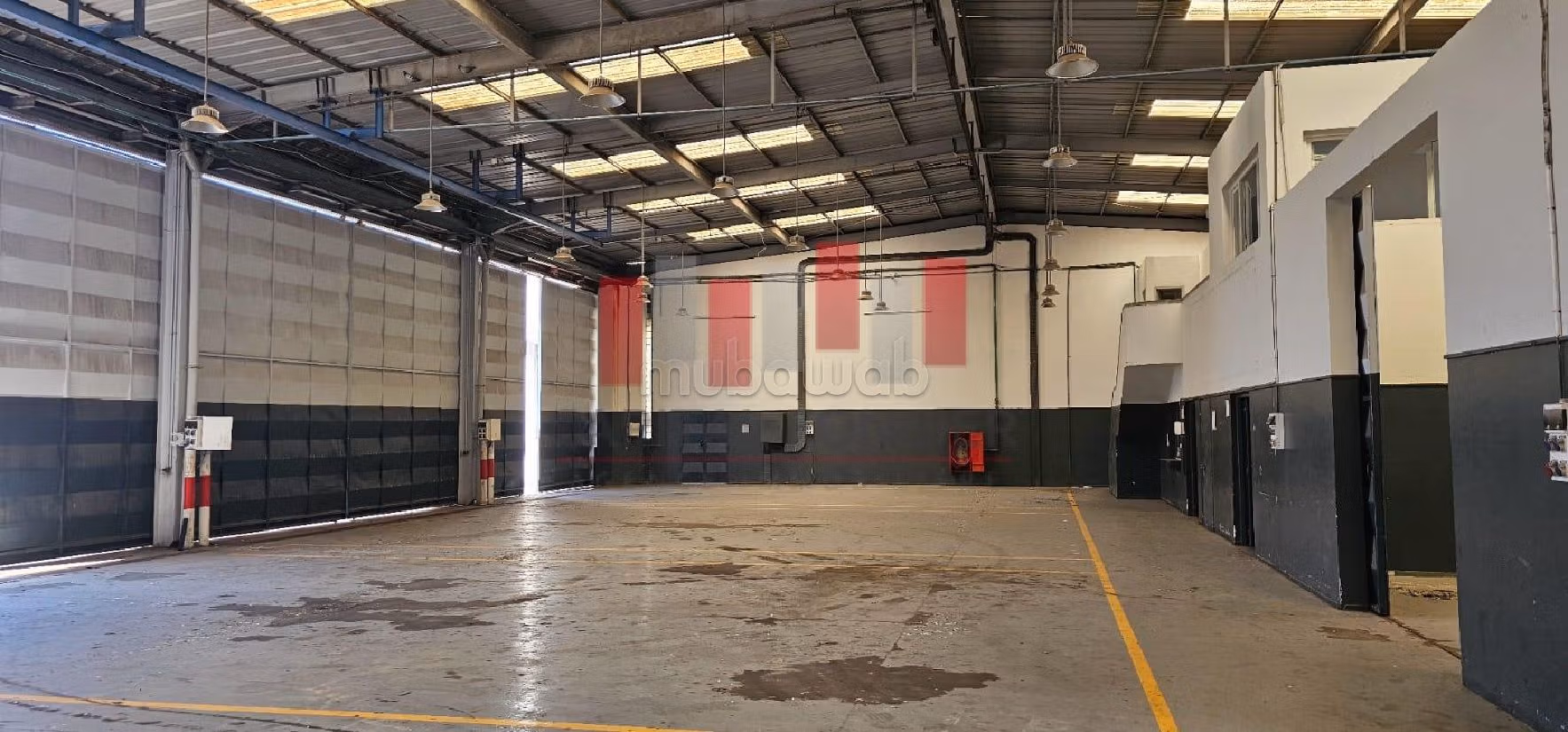 Unité industrielle showroom en plein Bld mly ismail ain sebaa de 9200 m de surface a la location idéal pour un concessionaire ou showroom