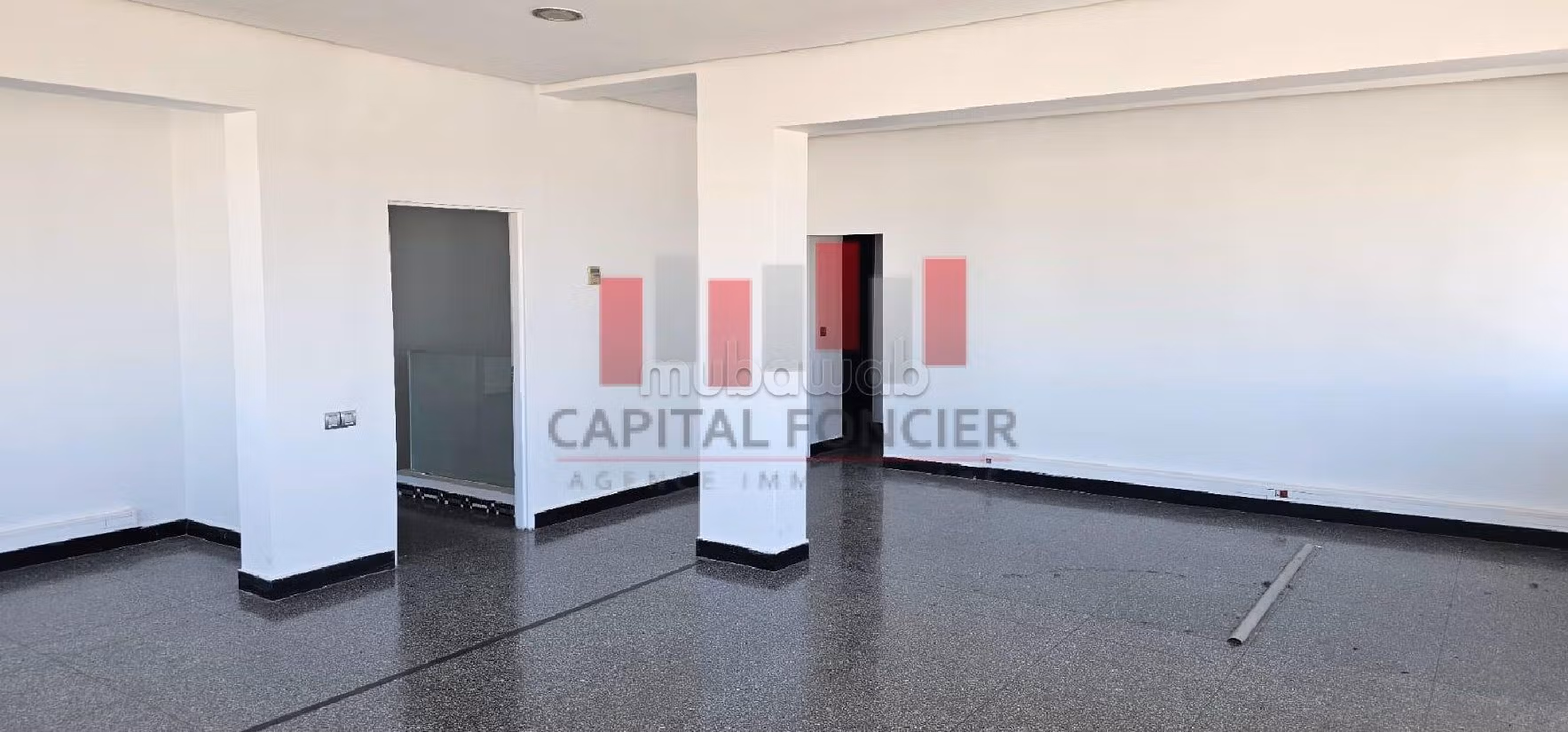 Unité industrielle showroom en plein Bld mly ismail ain sebaa de 9200 m de surface a la location idéal pour un concessionaire ou showroom