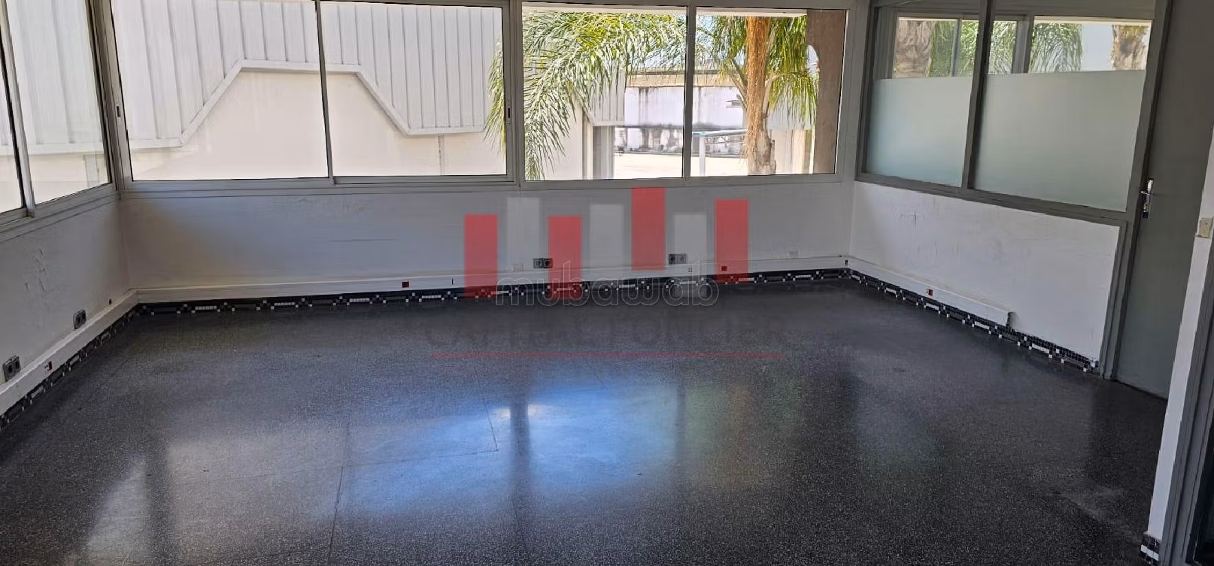 Unité industrielle showroom en plein Bld mly ismail ain sebaa de 9200 m de surface a la location idéal pour un concessionaire ou showroom